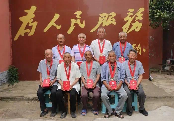 山西临汾一商场现钱学森等科学家巨幅海报
