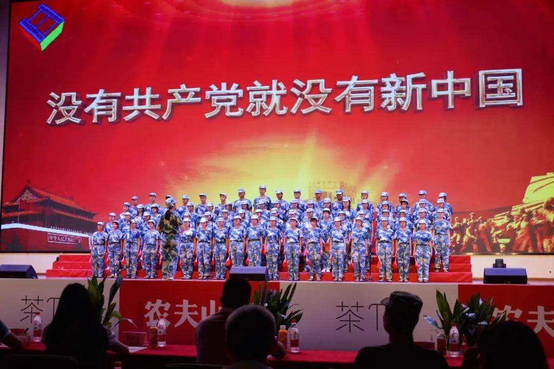 孙女开车1600公里赶回家,爷爷早早地等待在门口,喇叭声在诉说回家的喜悦